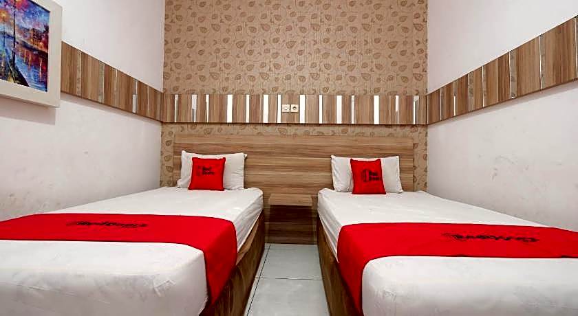 RedDoorz near Plaza Simpang Lima