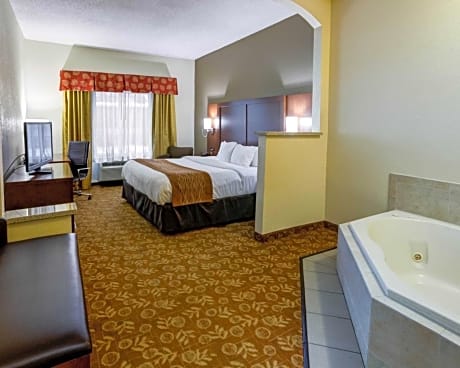 Large Suite with 1 King bed - No Smoking