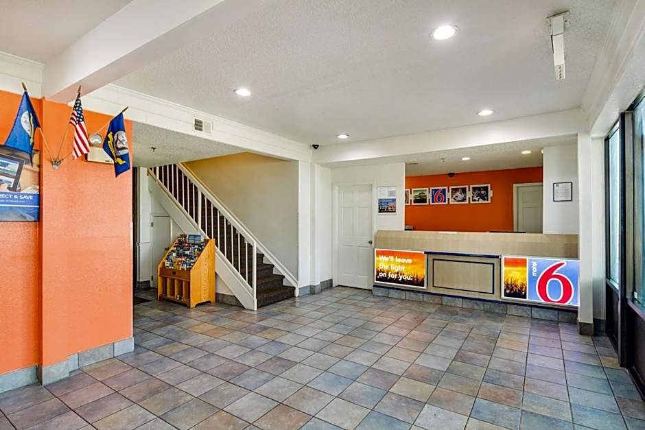 Motel 6-Waukegan, IL