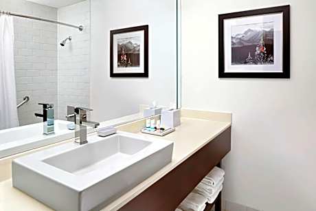One-Bedroom Queen Suite with Balcony, Sofa Bed and Specialty Bathtub