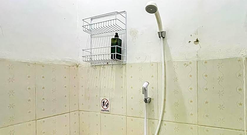 RedDoorz near Karawang Central Plaza