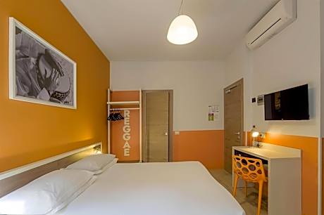 Large Comfort Room with One Queen Bed and One Bunk Bed - Non-Smoking