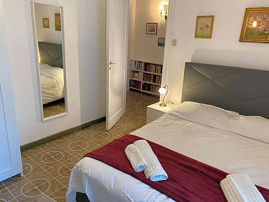 Rooms in San Domenico Maggiore 3