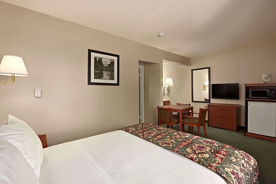 Photo 1 of 3 of 1 King Bed and 1 Queen Bed Suite, Smoking