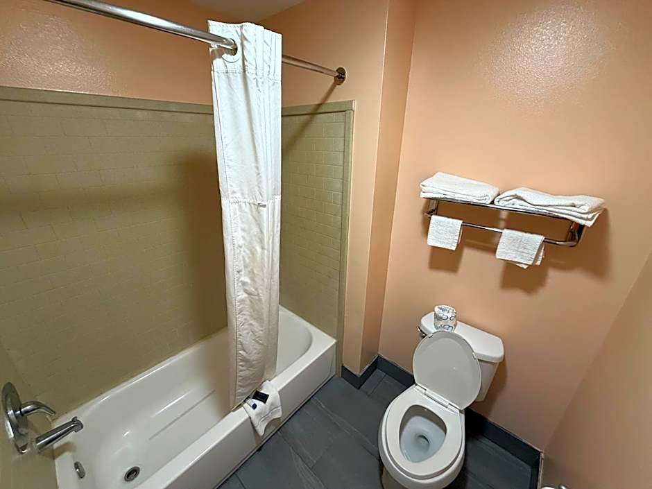 Paradise Inn & Suites