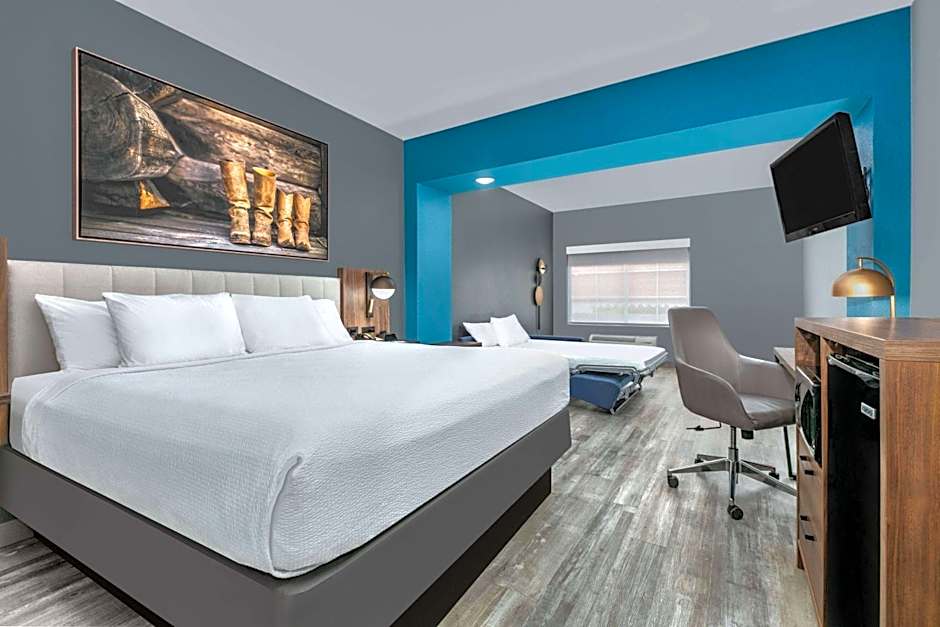 Photo 1 of 47 of La Quinta Inn & Suites by Wyndham Decatur