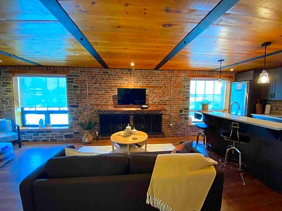 Cozy downtown studio getaway