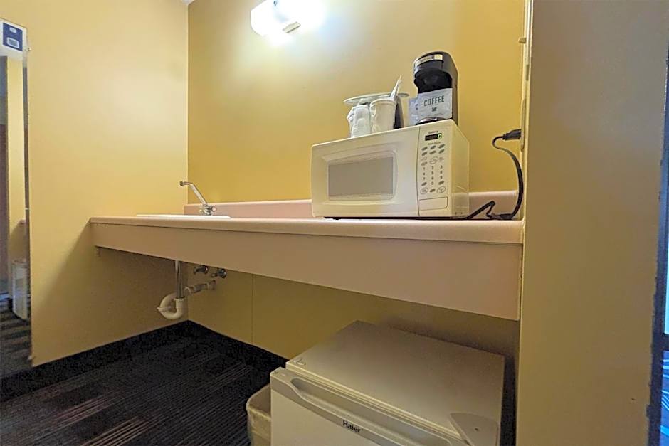 Super 8 by Wyndham Staunton