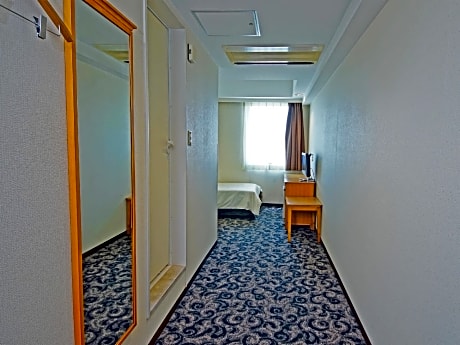 High floor/Fifth 26-27 square meters/non-smoking