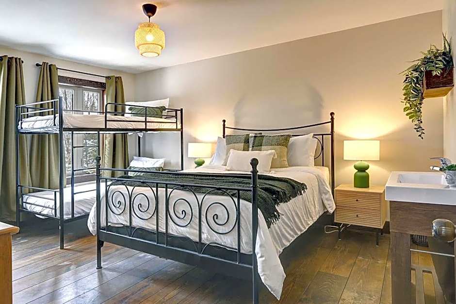 Front RIVER private BEACH 2 HOT TUBS 15 p SAUNA