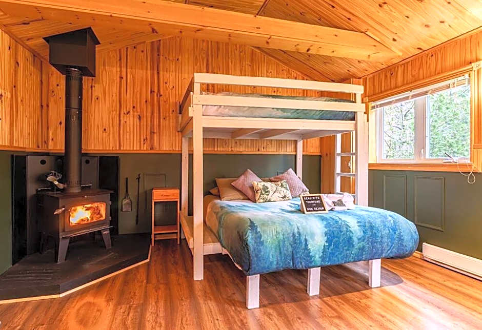 Refuge Rustic bordé par rivière et la nature