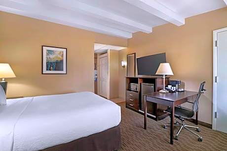 Queen Suite with Separate Living Area and Jetted Tub - Non-Smoking