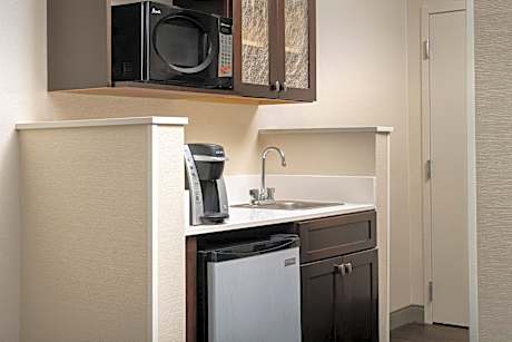 Deluxe King Room with Roll-In Shower - Disability Access