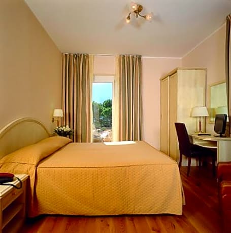 Double or Twin Room with Balcony and Lake View