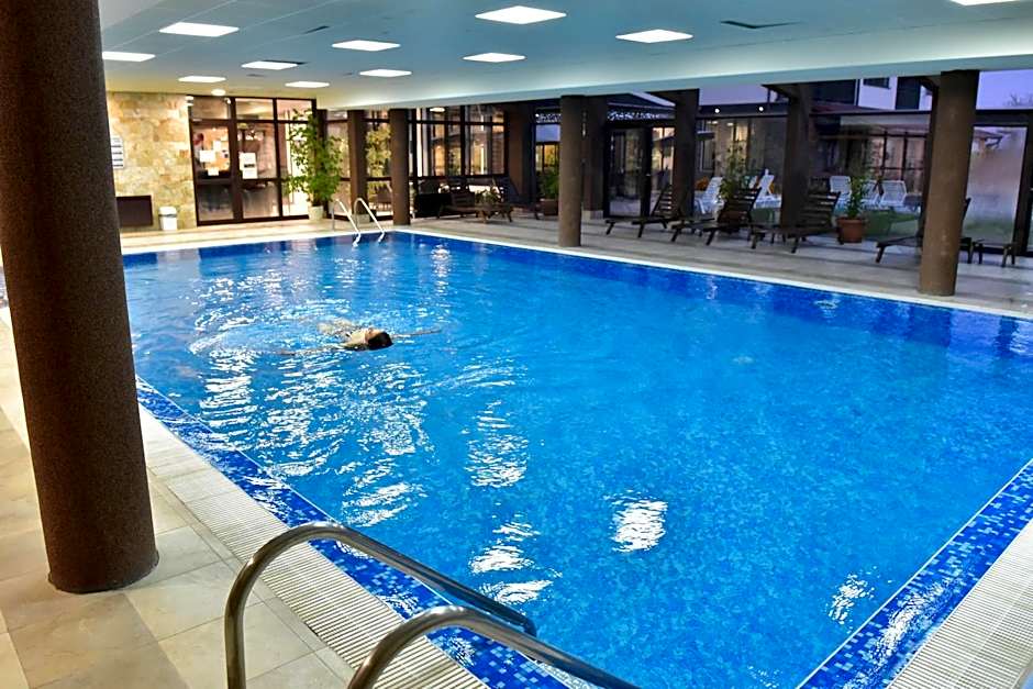 Royal Bansko - Family Apart Hotel With All Inclusive Light or HB&Drinks and Hot Pool & Jacuzzis