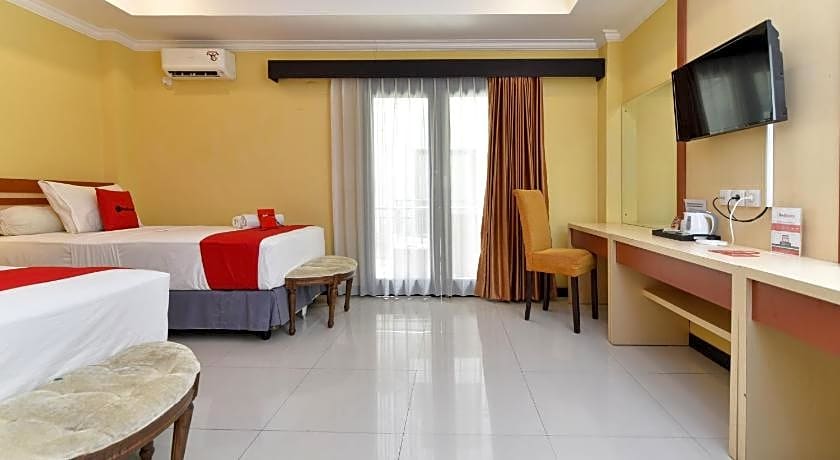 RedDoorz Plus near Mall Bali Galeria 2