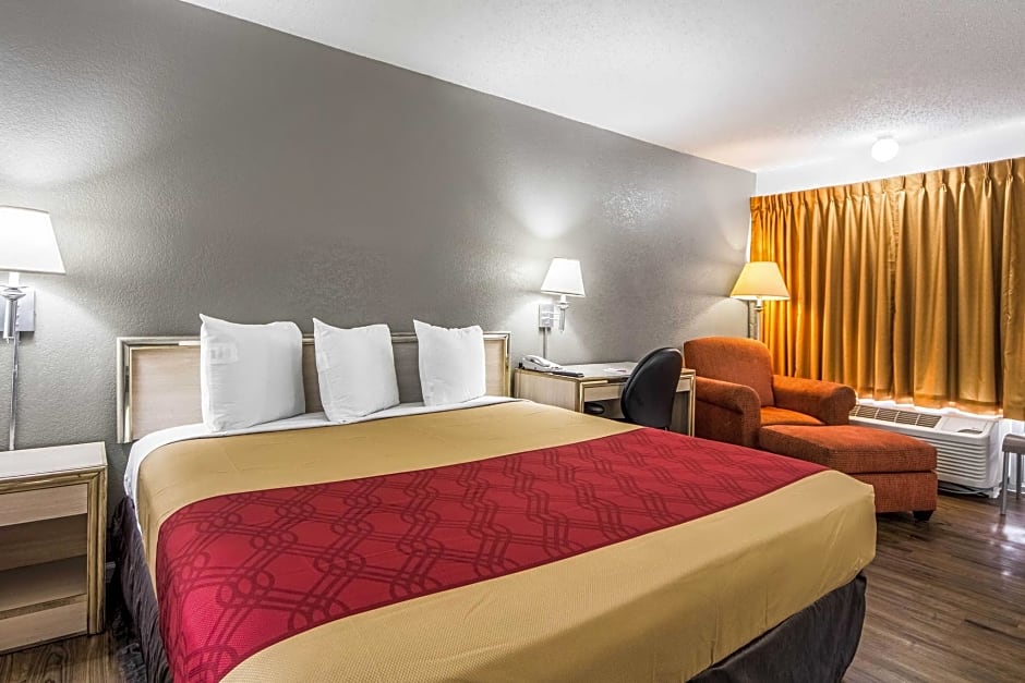 Econo Lodge Airport I-35 North