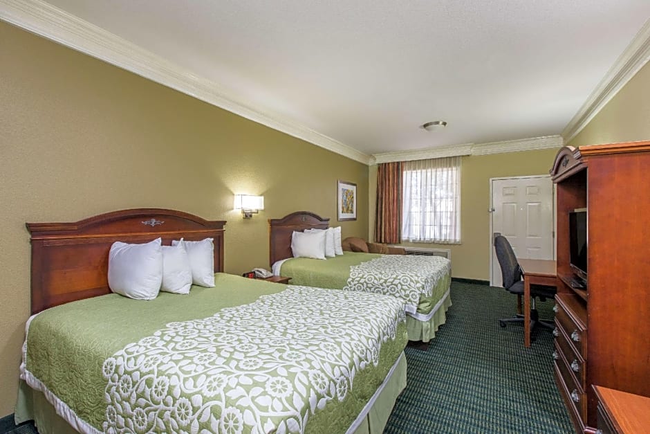 Days Inn & Suites by Wyndham Big Spring