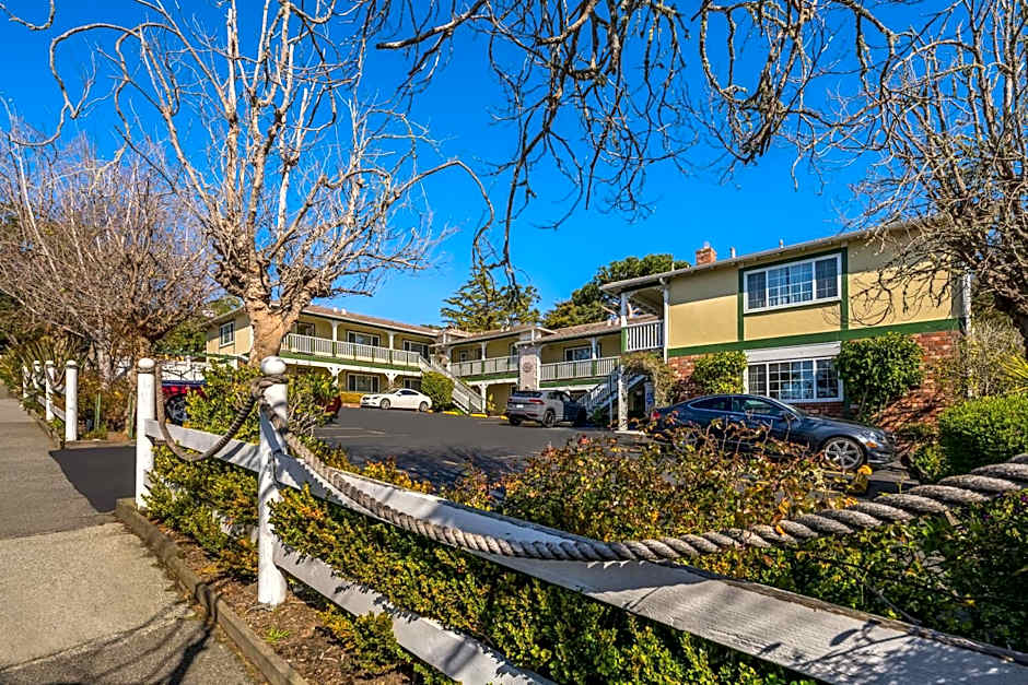Carmel Inn & Suites