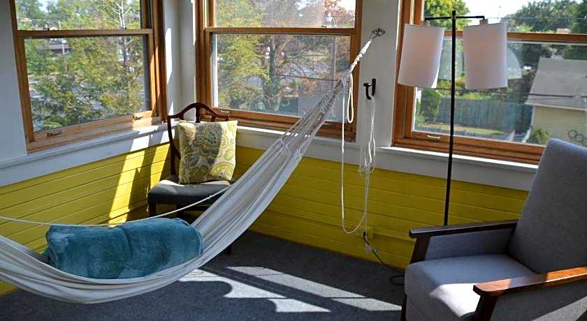 The Kings Throne Inn and Guest House