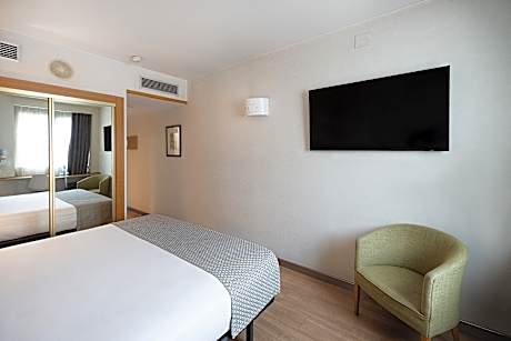 DOUBLE ROOM