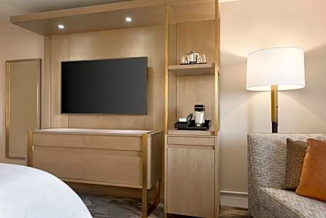 Preferred Club Level King Room