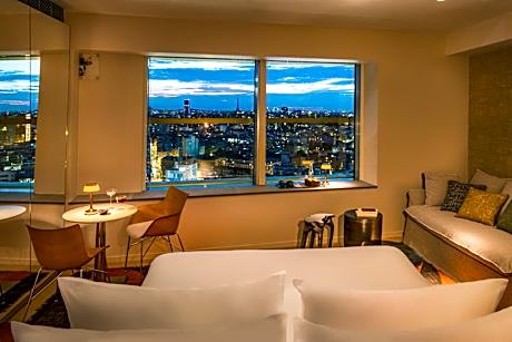 Junior King Suite with Panoramic City and Eiffel Tower View