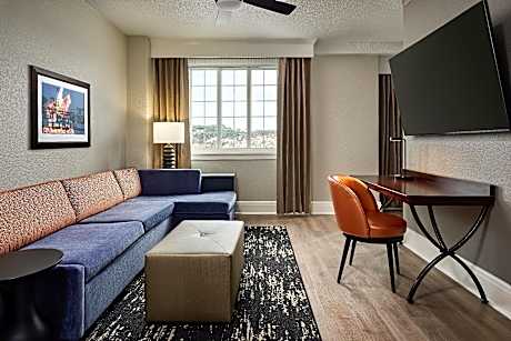 1 King Bed With 1 Person Jetted Tub