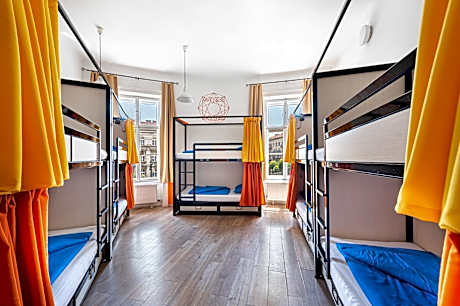 Bed in 10-Bed Female Dormitory Room with Private Bathroom