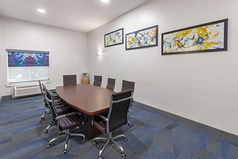 La Quinta Inn & Suites by Wyndham Angleton