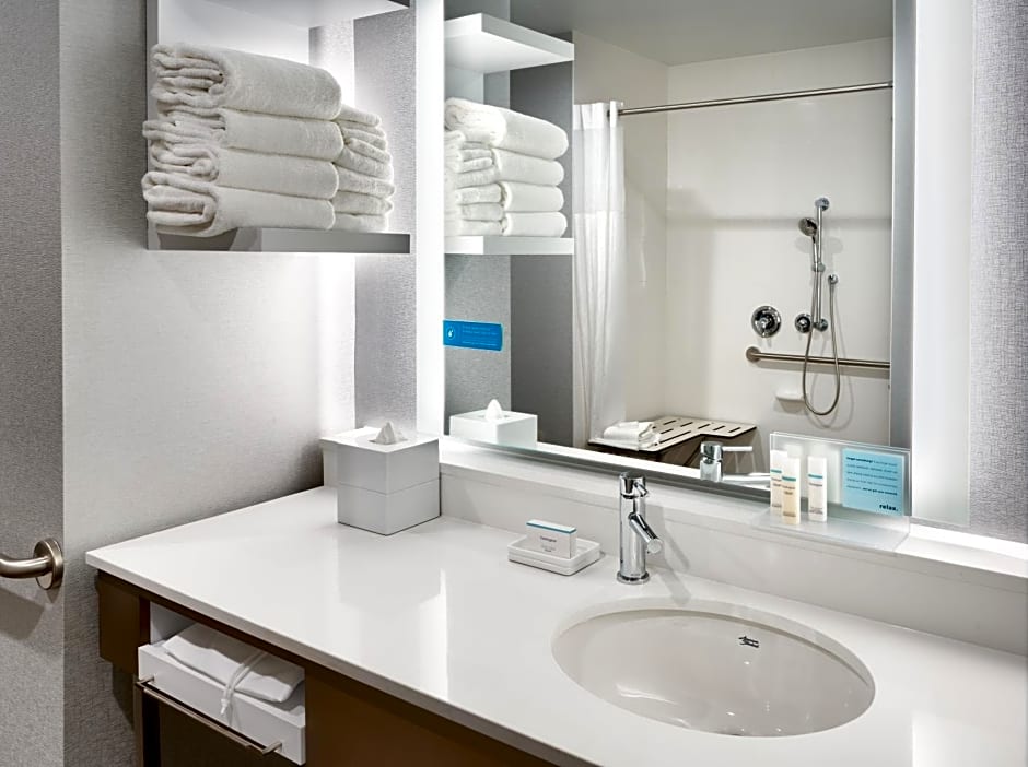Hampton Inn & Suites Anaheim Resort Convention Center