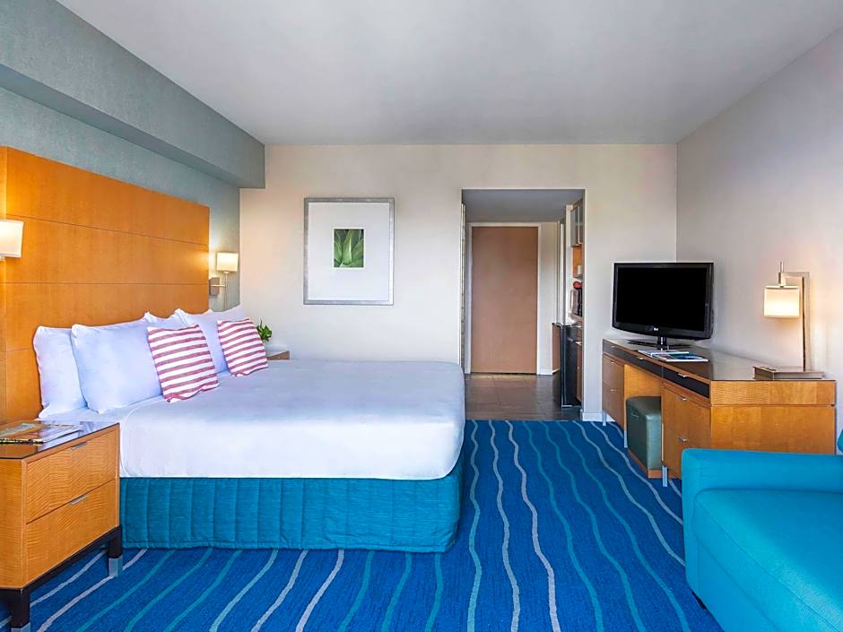Photo 1 of 10 of 1 King Bed, Partial Ocean View, Waikiki Tower