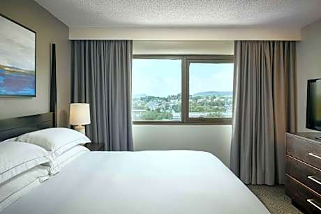 King Room with Tub - Mobility and Hearing Access