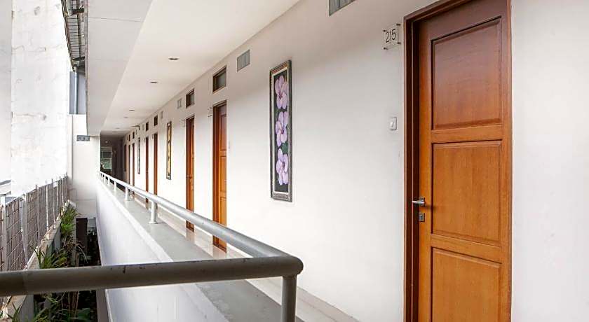 RedDoorz Near Trans Studio Mall 3