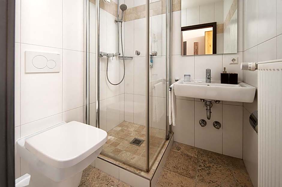 Hotel Vier Jahreszeiten an der Therme & Kliniken Bad Krozingen Nähe Freiburg & Schwarzwald Ideal für Wellness Kur & Business Ausflüge 24h Check In- WLAN & Parken gratis