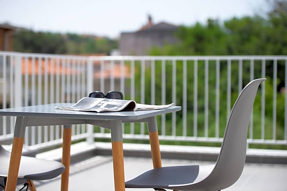 Grand Dodo's Triada Seaview Studios