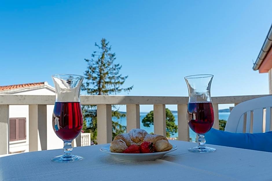 Hotel Riva Kaštela with swimming pool