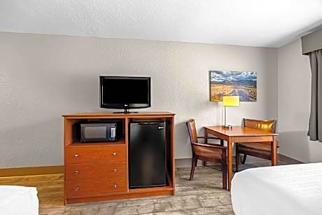 2 Queen Mobility Accessible Bathtub Microwave Fridge Wi-Fi Non-Smoking Full Breakfast