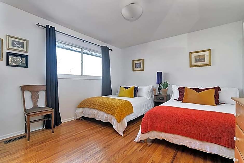 Retro vibe w hot tub piano lounge and vinyls