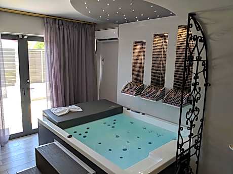 Suite with jacuzzi