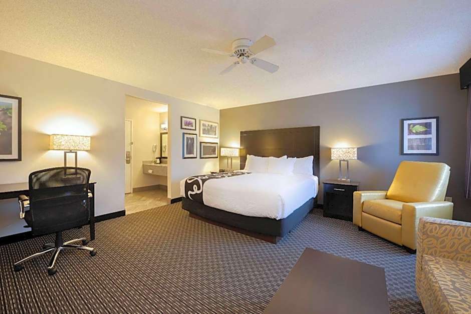 La Quinta Inn & Suites by Wyndham Cleveland Macedonia