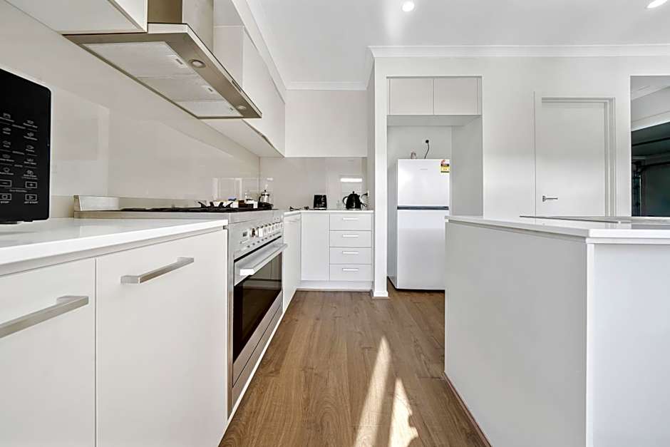 Charming Cozy Stylish Unique Retreat, Steps from Alira Village Mall, Park