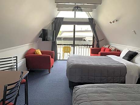 Apartment with Mountain View
