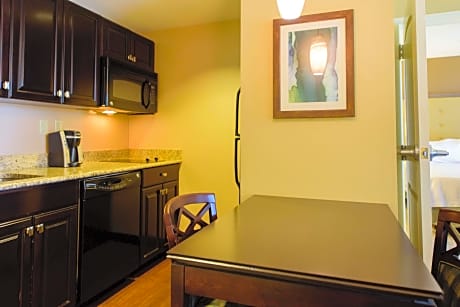 1King Mobility/Hearing Access Tub Suite Nsmk