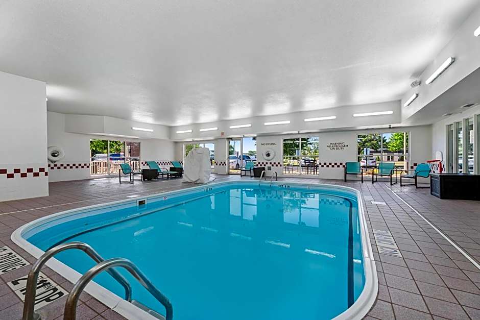 MainStay Suites Appleton Airport - Fox River Mall Area