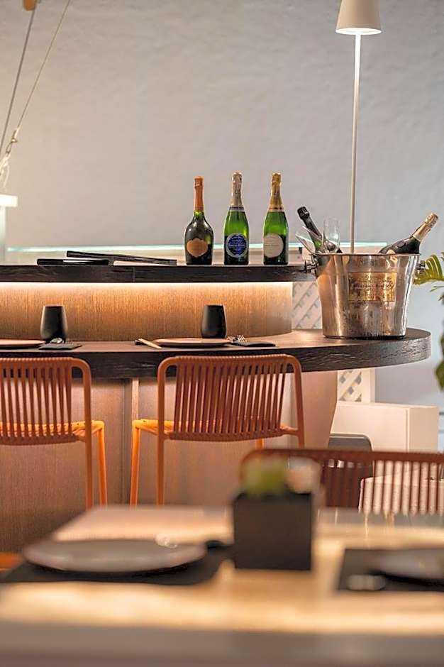 Sun Rocks Boutique Hotel - Caldera View Suites & Sunset Dining Experience