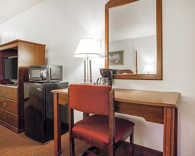 Quality Inn & Suites Des Moines - Merle Hay Road