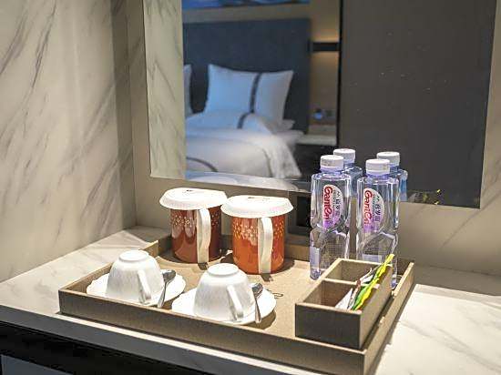 Yeste International Hotel (Helong Store)