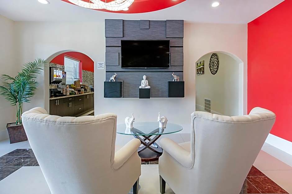 Econo Lodge Inn & Suites