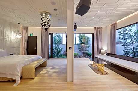 Superior King Room with KTV - Check-In After 8:00 PM